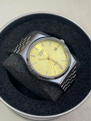 Reloj Casio MTP Dial Amarillo y Correa Plateada