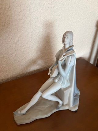 Figura de porcelana de un joven músico
