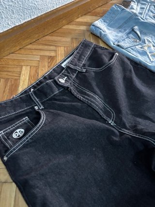 Pantalones vaqueros negros y azules