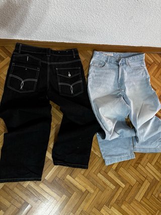Pantalones vaqueros negros y azules
