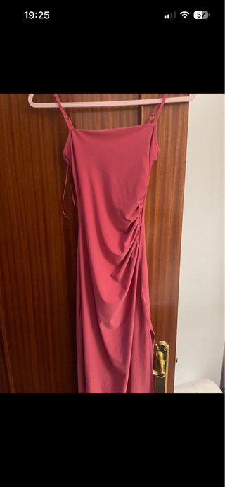 Vestido rojo con fruncido lateral