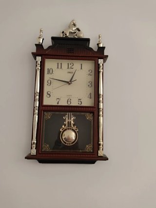 Reloj de pared antiguo con péndulo