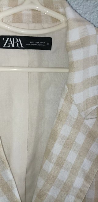 Chaqueta Zara cuadros beige y blanco