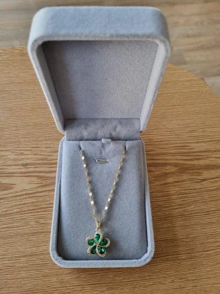 Collar flor con piedras verdes y cadena dorada