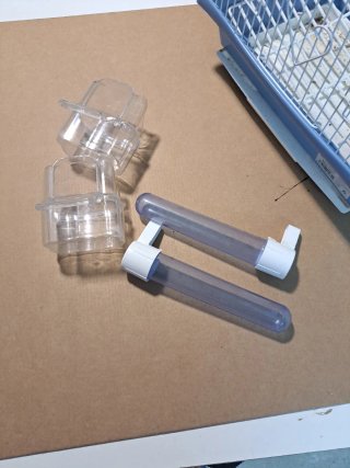 Jaula para pájaros azul y transparente