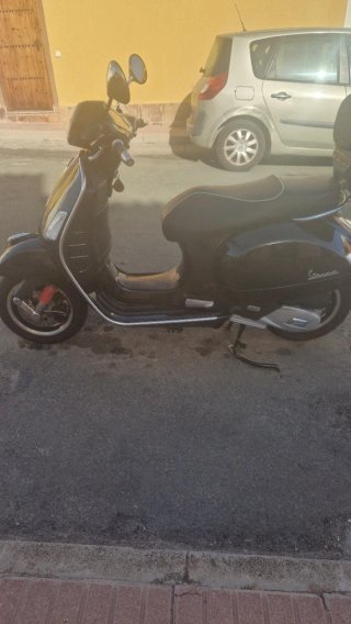 Vespa 125 GTS Super Negra