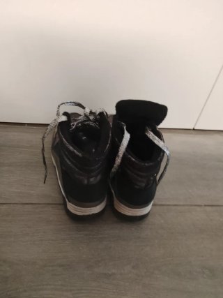 Botines plateados y negros con cordones