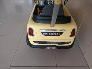 Cochecito Mini de pedales amarillo