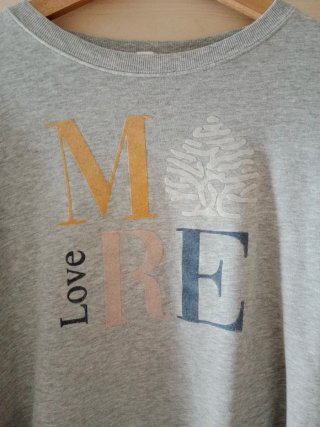 Sudadera gris con estampado frontal