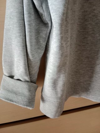 Sudadera gris con estampado frontal
