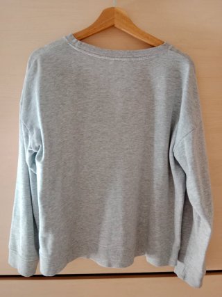 Sudadera gris con estampado frontal