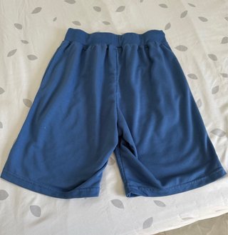 Pantalón corto azul hombre , viene chico