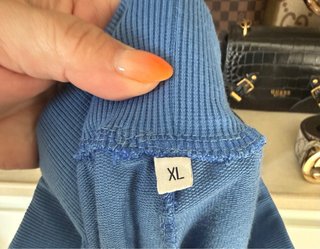 Pantalón corto azul hombre , viene chico