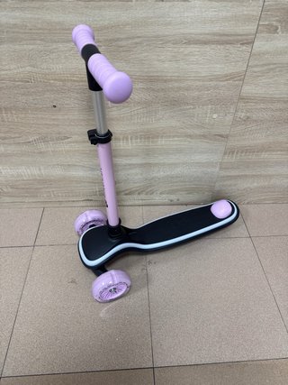 Patinete infantil rosa con luces LED