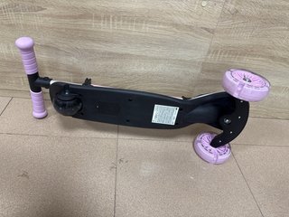 Patinete infantil rosa con luces LED