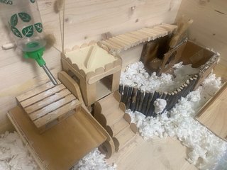 Jaula madera hámster con accesorios.