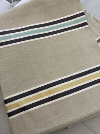 Tessuto a righe colorate su fondo beige