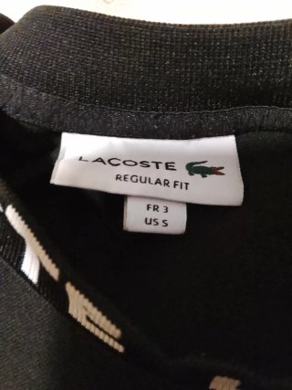 Camiseta Lacoste Negra Logo y Cuello Estampado
