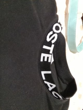 Camiseta Lacoste Negra Logo y Cuello Estampado