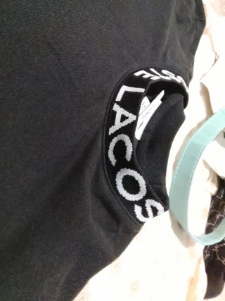 Camiseta Lacoste Negra Logo y Cuello Estampado