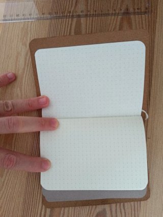 Libreta de viaje con mapa del mundo