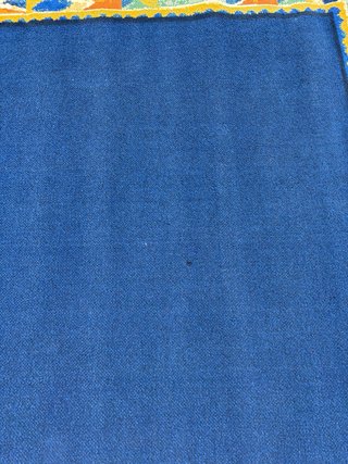 Alfombra azul con borde multicolor