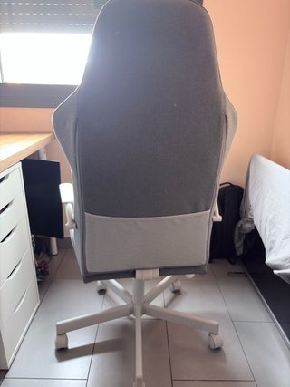 Silla de oficina ergonómica gris