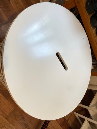 Mesa auxiliar redonda blanca de metal.