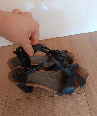 Sandalias Vialis T-Strap Tacón Madera