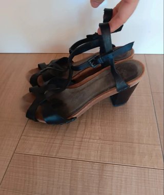 Sandalias Vialis T-Strap Tacón Madera