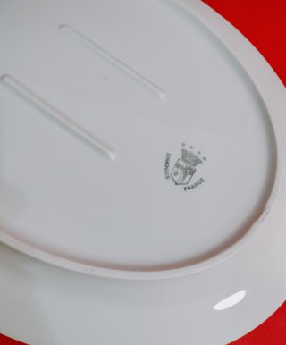 Vajilla de porcelana con peces y flores