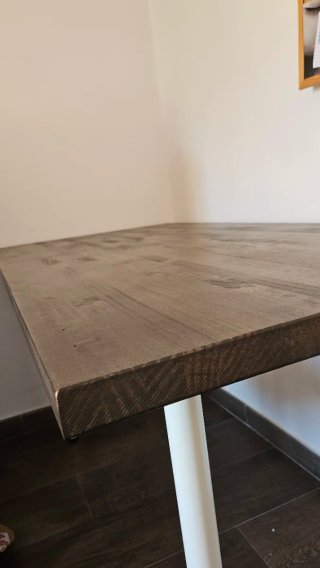 Mesa de escritorio de madera y metal