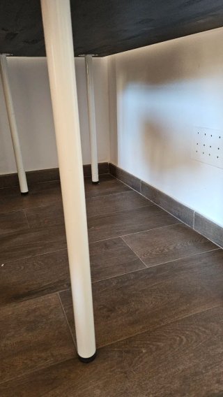 Mesa de escritorio de madera y metal