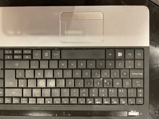Packard Bell portátil gris y plateado
