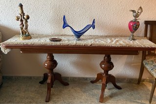 Mesa de madera antigua y resistente