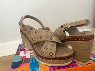 Sandalias de tacón beige con flores