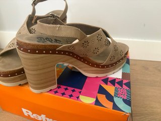 Sandalias de tacón beige con flores