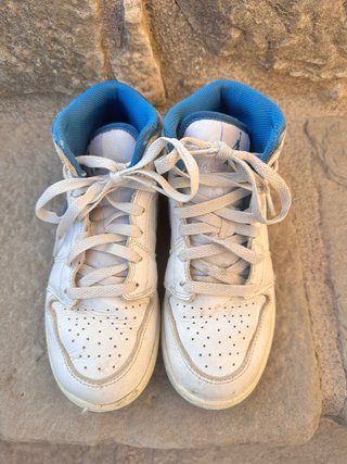 Nike Air Jordan 1 Mid Blancas y Azules