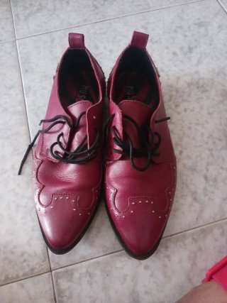 Mocasines mujer burdeos tachuelas