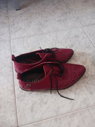 Mocasines mujer burdeos tachuelas