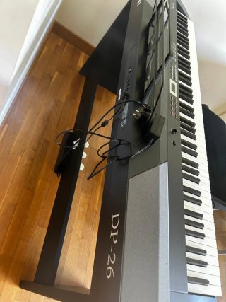 Piano Thomann DP-26 con banqueta