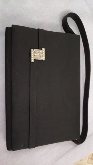 Bolso de mano negro con pedrería