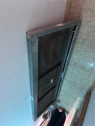 Puerta antiokupa metálica