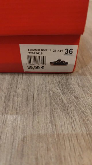 Sandalias negras con hebilla dorada T.36, poco uso