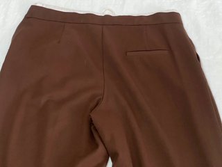Pantalón recto café talla L Zara