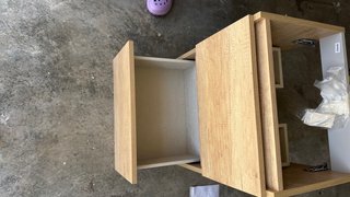 Mueble de baño madera elevado, con lavavo sin uso