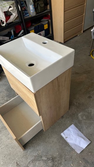 Mueble de baño madera elevado, con lavavo sin uso