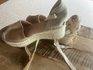 Alpargatas cuña Macarena ante beige talla 37