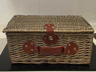 Cesta de picnic clásica de mimbre y cuero