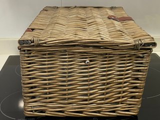 Cesta de picnic clásica de mimbre y cuero